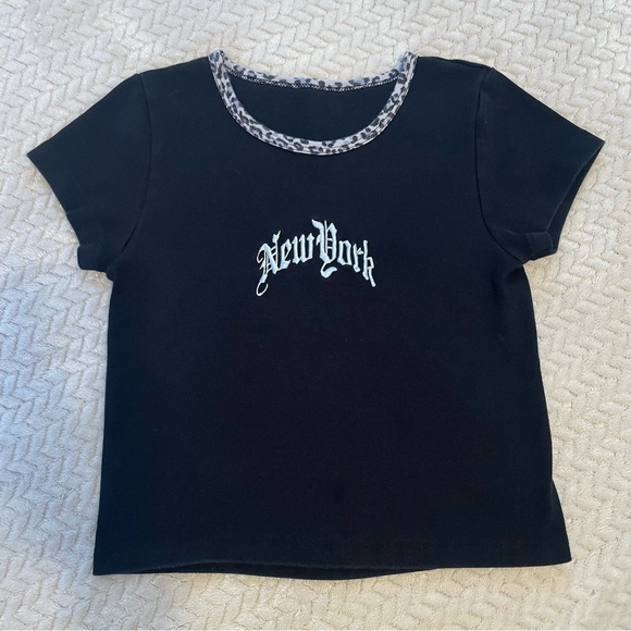 Black New York baby tee with leopard trim - Picture 1 of 3